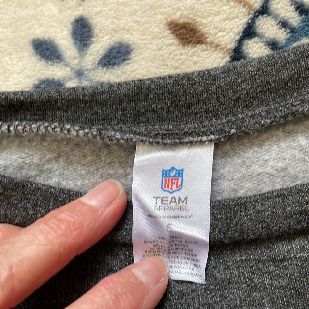 Tampa Bay Buccaneers sweatshirt - Picture 2 of 7